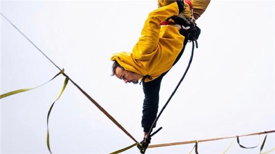 Hochseilartisten zeigen ihre wagemutigen Tricks im „Circus-Land“