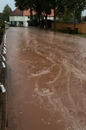 Wassermassen stehen am Nachmittag in Kirchberg auf der Straße.