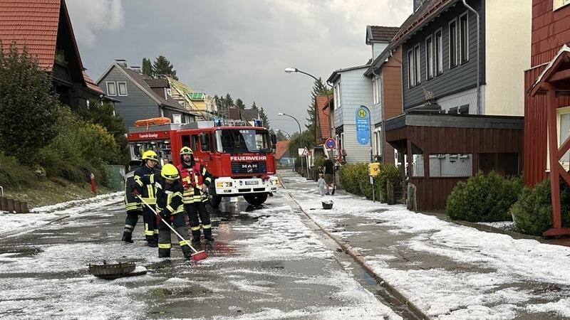 In kürzester Zeit waren die Straßen in Braunlage mit Hagel übersät.