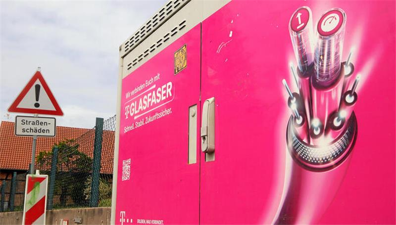 Bild aus Othfresen mit Symbolcharakter: Das Straßenschild bezieht sich zwar auf den Zustand der in die Jahre gekommenen Ortsdurchfahrt, aber auch der Glasfaserausbau der Telekom hinterließ Schäden im Dorf.