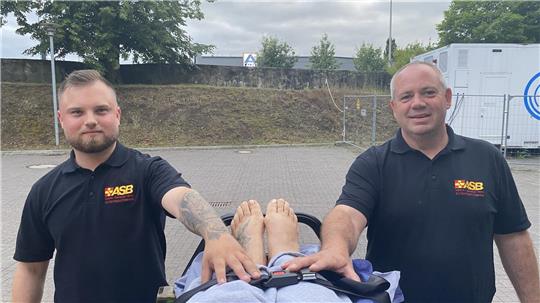 Bild aus dem Krankenwagen: Frauke Deileke fotografiert die beiden freundlichen Helfer vom ASB, die sie aus Stralsund nach Hause holen. John Leiße (links) und Roland Schwik nahmen die lange Fahrt von Bad Harzburg nach Stralsund auf sich, um die Astfelderin heimzubringen.