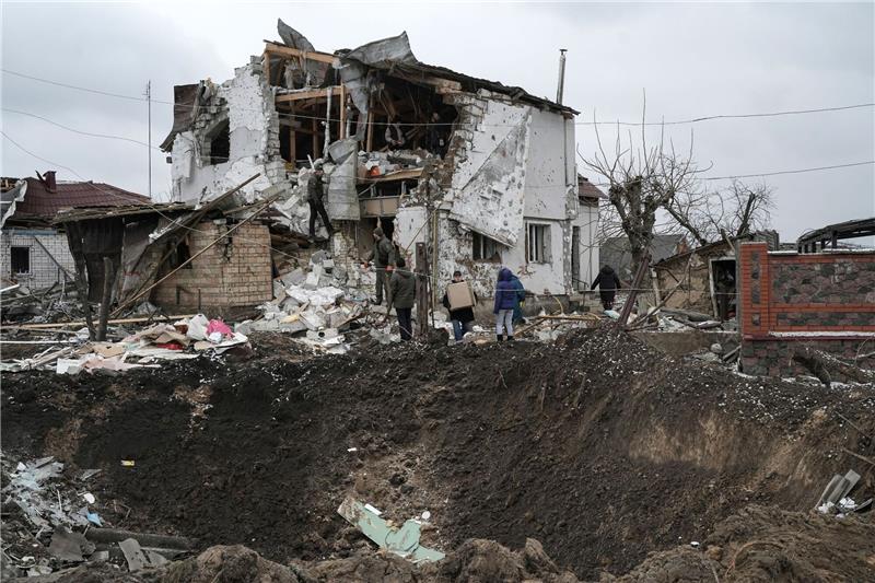 Wie Kampfjets der Ukraine helfen würden Bild der Zerstörung: Ein Krater einer Explosion ist neben einem zerstörten Haus nach einem Raketenangriff in Hlewacha zu sehen.