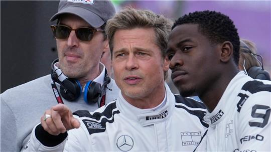 Bild von den Dreharbeiten im Sommer 2023 in Silverstone: Brad Pitt (Mitte) spricht mit Schauspielkollege Damson Idris (rechts). (Archivbild)