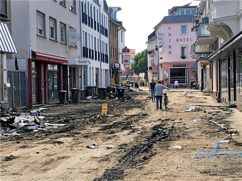 Bilder einer zerstörten Stadt: Die Einkaufsmeile von Bad Neuenahr gleicht einem Trümmerfeld. Alle Geschäfte sind zerstört.  Foto: Kleine