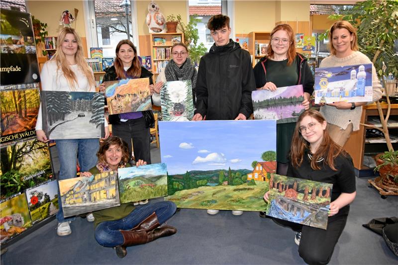 Clausthal-Zellerfelder Schüler blicken malend auf ihren Harz Bilder ihrer Heimat. – Schülerinnen und Schüler der Robert-Koch-Schule mit ihren Kunstwerken. Links unten: Kunstlehrerin Tessa Funke. Foto: Berg