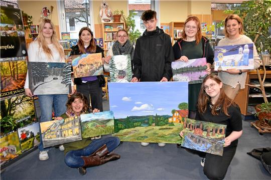 Bilder ihrer Heimat. – Schülerinnen und Schüler der Robert-Koch-Schule mit ihren Kunstwerken. Links unten: Kunstlehrerin Tessa Funke. Foto: Berg