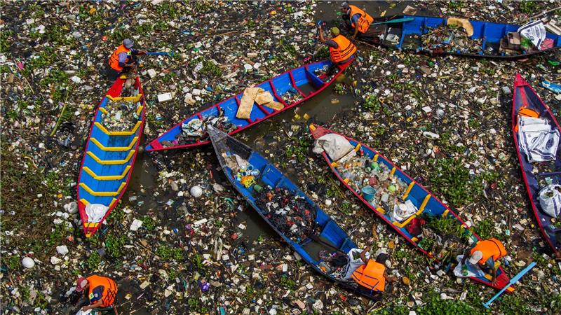 Ein Meer aus Müll: Unterwegs am „dreckigsten Fluss der Welt“ Bilder wie diese zeigen, warum der Citarum oft „dreckigster Fluss der Welt“ genannt wird.