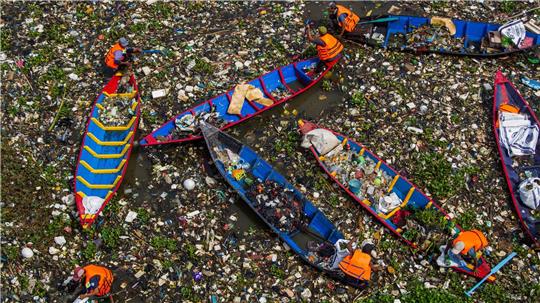 Bilder wie diese zeigen, warum der Citarum oft „dreckigster Fluss der Welt“ genannt wird.