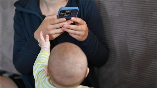 Bildschirme ziehen auch Babys oft magisch an - aber die Familienministerin warnt. (Symbolbild)