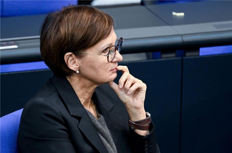 Union stellt Bundesbildungsministerin schlechtes Zeugnis aus Bildungsministerin Bettina Stark-Watzinger (FDP) verfolgt eine Sitzung im Bundestag.