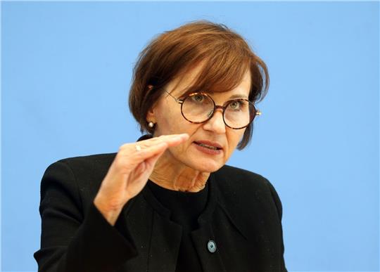 Bildungsministerin Bettina Stark-Watzinger fordert Universitäten zu konsequentem Vorgehen gegen Antisemitismus auf.