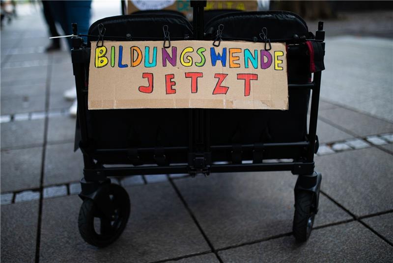 «Bildungswende Jetzt» steht bei einem Bundesweiten Bildungsprotest des Bündnisses «Bildungswende JETZT!» auf einem Schild geschrieben.