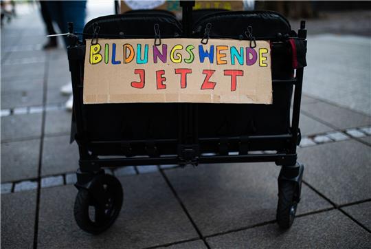 «Bildungswende Jetzt» steht bei einem Bundesweiten Bildungsprotest des Bündnisses «Bildungswende JETZT!» auf einem Schild geschrieben.