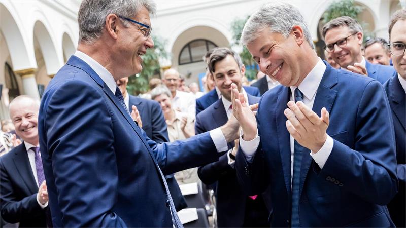 Bilger und Schnieder bei der Amtsübergabe im verkehrsministerium