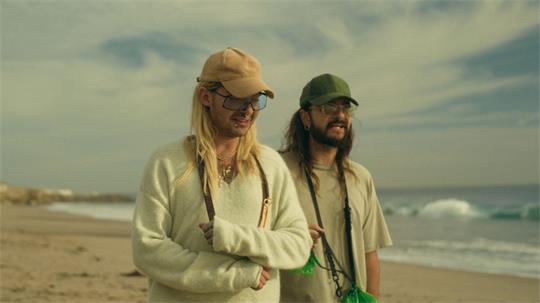 Bill Kaulitz und Tom Kaulitz in der ersten Folge der neuen Staffel der Netflix-Serie „Kaulitz & Kaulitz“.