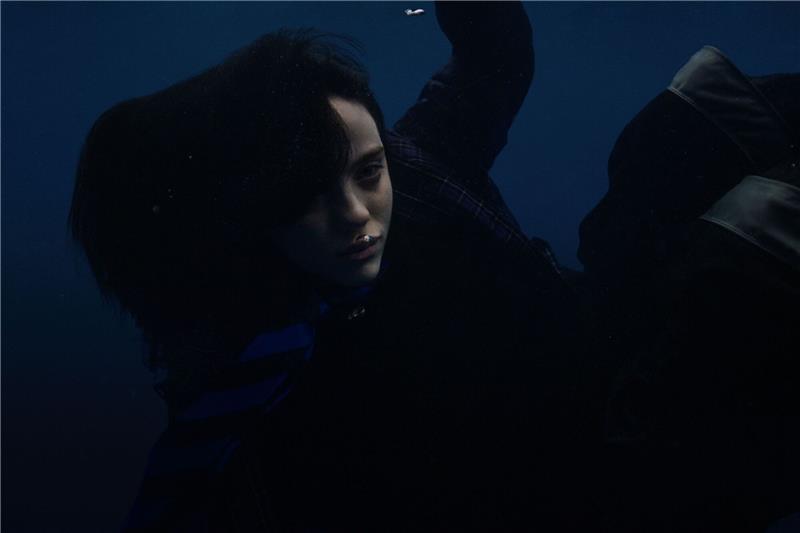 Neues Album von Billie Eilish - Spannende Ausreißer-Momente Billie Eilish allein unter Wasser.
