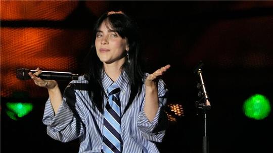 Billie Eilish hat in den deutschen Charts die Nase vorn.