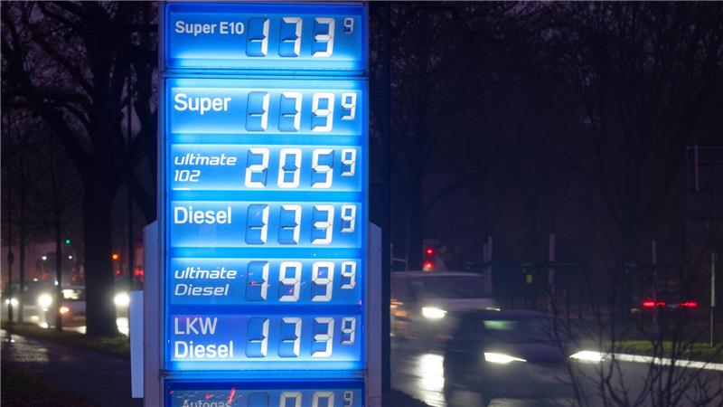 Inflation hartnäckig bei 2,3 Prozent Billigeres Tanken: Zumindest bei den Spritpreisen gab es zuletzt etwas Entspannung.