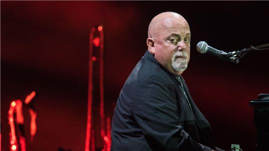 Billy Joel bei einem Konzert in Frankfurt im September 2016. Der Mann am Klavier ist krank.
