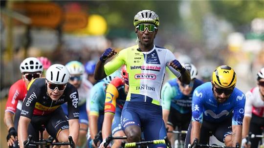 Biniam Girmay aus Eritrea feiert seinen Sieg 