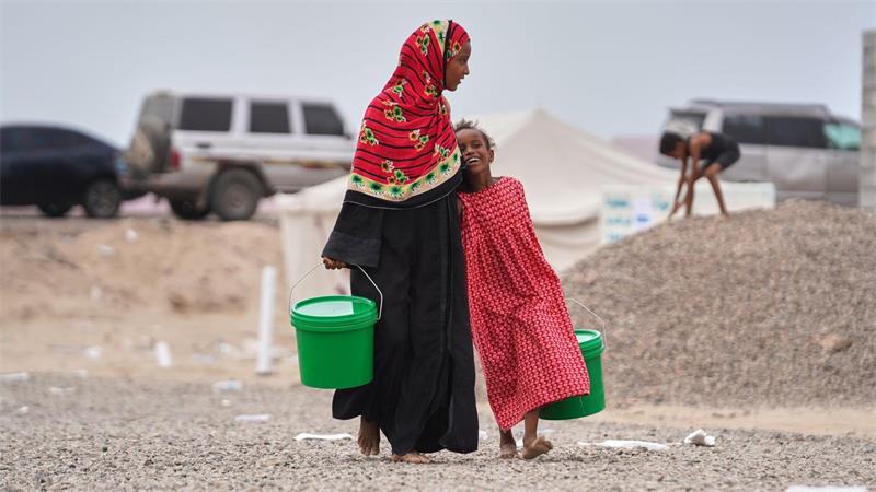 Binnenflüchtlinge im Jemen: Zwei jemenitische Mädchen, die ihre Heimat verlassen mussten, tragen Eimer durch das Lager, in dem sie jetzt leben. 