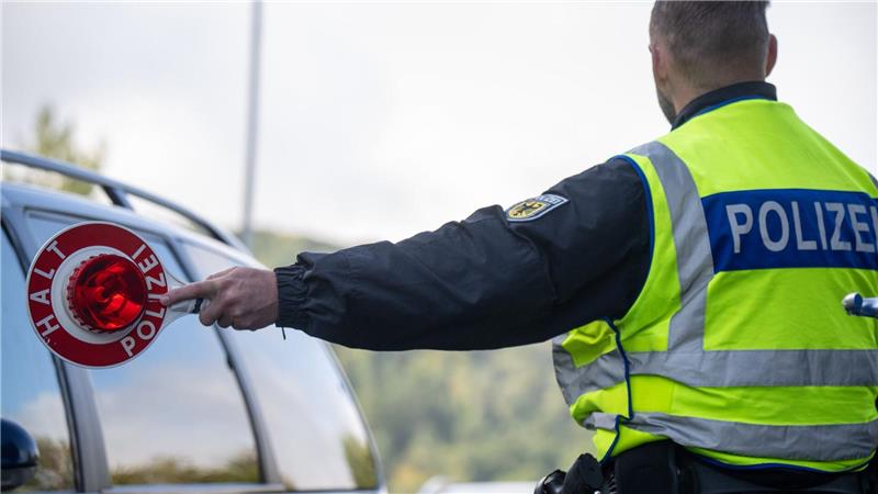 Mehrheit findet Reduzierung der Asylzuwanderung richtig Binnengrenzkontrollen sind im Schengen-Raum eigentlich nicht vorgesehen. Bundesinnenminister Alexander Dobringt (CSU) will daran nach eigener Aussage aber vorerst festhalten. (Archivfoto)