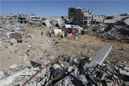 Binnenvertriebene Palästinenser errichteten Zelte auf den Ruinen des Lagers Chan Junis, nachdem die israelische Armee sie aufgefordert hatte, die Stadt Rafah zu räumen.