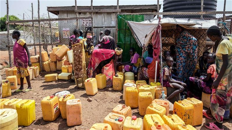 Binnenvertriebene in Südsudan holen Wasser am Stadtrand von Juba. (Archivbild)