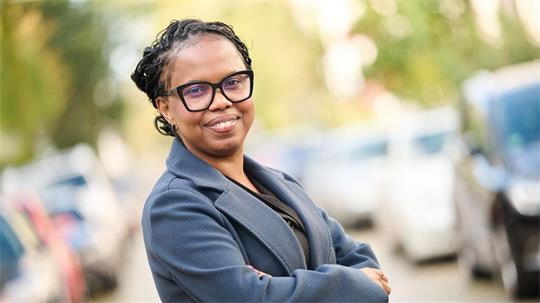 Binta Bah floh mit 15 Jahren vor einer drohenden Frühehe und Verstümmelung. 
