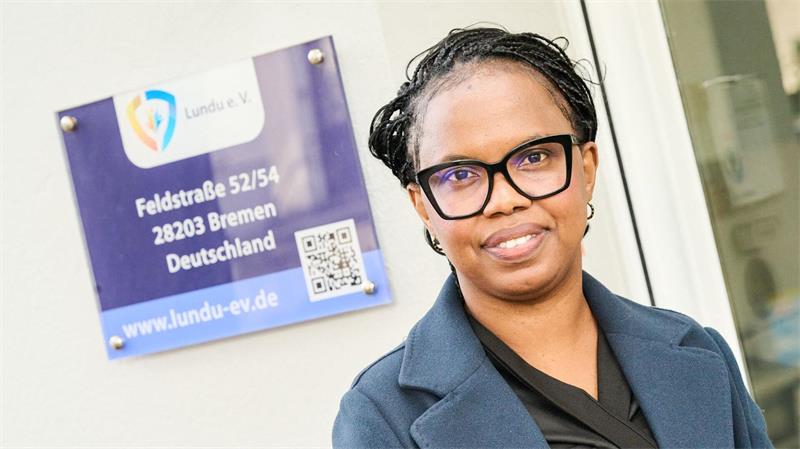 Binta Bah hat den Verein Lundu gegründet, der Betroffene unterstützt. 