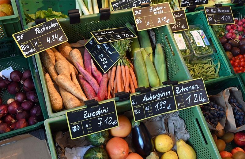 Bio-Landwirtschaft wächst leicht - kommt bald mehr Tempo? Bio-Gemüse in einem Laden: Die Bundesregierung will das Bio-Wachstum mit verschiedenen Maßnahmen ankurbeln.