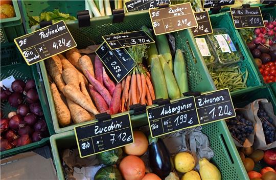 Bio-Gemüse in einem Laden: Die Bundesregierung will das Bio-Wachstum mit verschiedenen Maßnahmen ankurbeln.