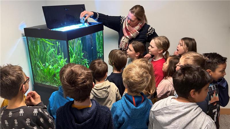 Grundschüler werden jetzt im Oberharz-Gymnasium unterrichtet Bio-Lehrerin Dr. Clara Hoppenau zeigt den Mädchen und Jungen der Glückauf-Schule St. Andreasberg das Aquarium des Oberharz-Gymnasiums.