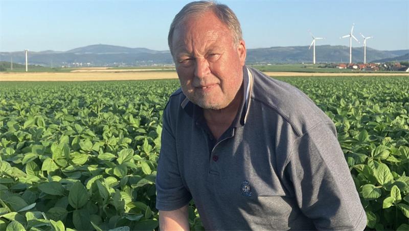 Biobauer Detlef Vollheyde aus Weddingen in einem Feld mit Sojabohnen.