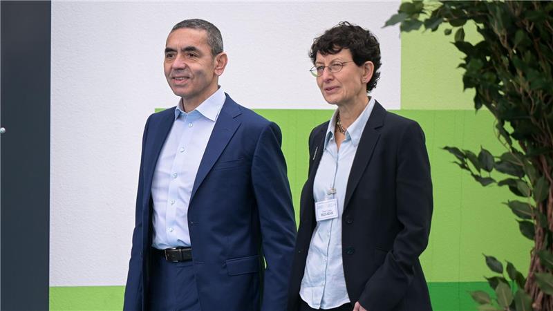 Biontech-Gründer Ugur Sahin und Özlem Türeci scheiden aus dem Unternehmen aus. (Archivbild)