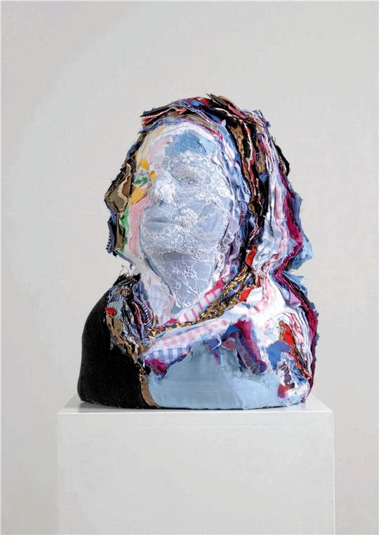 Birgit Dieker: „Something Old, Something New, Something Borrowed, Something Blue (2013)“ – das Hochzeitsthema kommt zum Vorschein.  Foto: © Birgit Dieker
