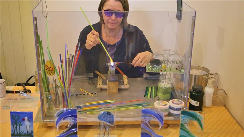 Eine breite Angebotspalette kunsthandwerklichen Könnens Birgit (Foto) und Klaus Runte aus Nordfriesland verbinden die Teilnahme mit ihrer Glaskunst an der Kunsthandwerkstatt mit einem Urlaub in der Bergstadt.