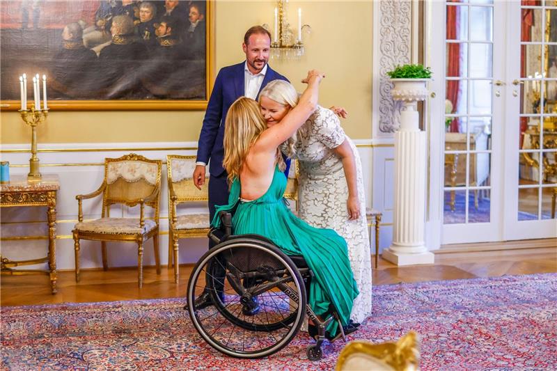 Norwegens Kronprinzenpaar feiert gemeinsam Geburtstag Birgit Skarstein (M), Parasportlerin aus Norwegen, gratuliert der Kronprinzessin Mette Marit von Norwegen und dem Kronprinzen Haakon.