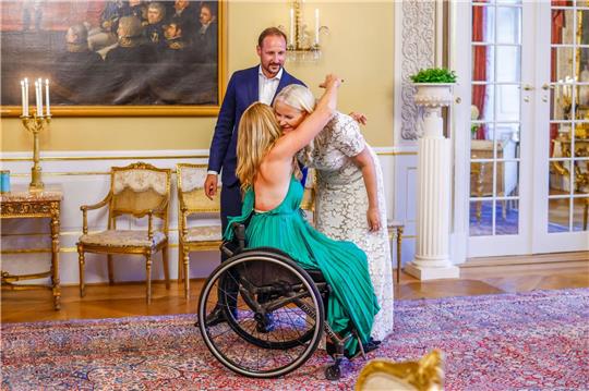 Birgit Skarstein (M), Parasportlerin aus Norwegen, gratuliert der Kronprinzessin Mette Marit von Norwegen und dem Kronprinzen Haakon.