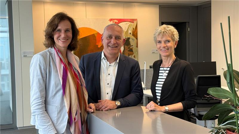 Birgit Steinborn (r) legt ihr Mandat als Gesamtbetriebsratsvorsitzende nach elfeinhalb Jahren nieder. Die Siemens-Personalchefin Judith Wiese (l) und der zweite Vorsitzende der IG Metall, Jürgen Kerner würdigten ihre Arbeit. (Archivbild)