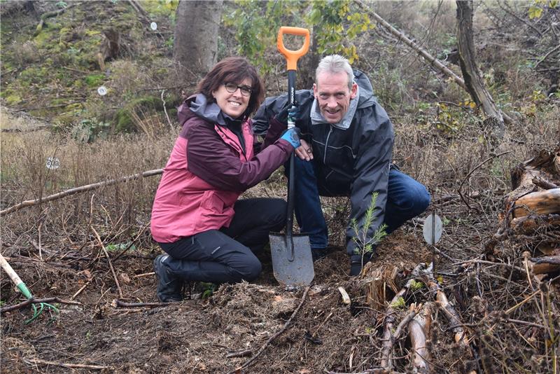 Birgit und Thomas Schwarze sind extra aus Peine zum Pflanzen angereist. Foto: Breutel