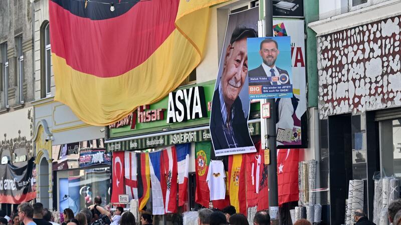 „Birlikte“-Fest (türkisch für Zusammenstehen) in der Keupstraße in Köln. Am 9. Juni 2024 hatten die NSU-Terroristen Mundlos und Böhnhardt hier eine Nagelbombe gezündet.