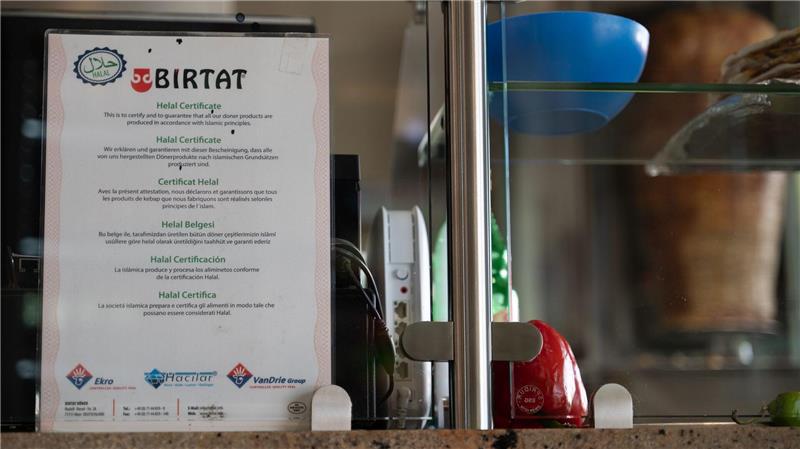 Döner-Streik in Großfabrik: Bleiben jetzt die Spieße stehen? Birtat liefert europaweit – mit zertifiziertem Fleisch. Produziert werden die Drehspieße unter harten Bedingungen. (Archivbild)