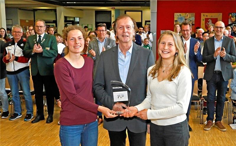 Birte Friedrichs (l.) und Meike Hennseler vom MTV Seesen erhalten vom Kreissportbund-Vorsitzenden Volker Bäcker die Glückwünsche zur Auszeichnung als „Mannschaft des Jahres 2023“.