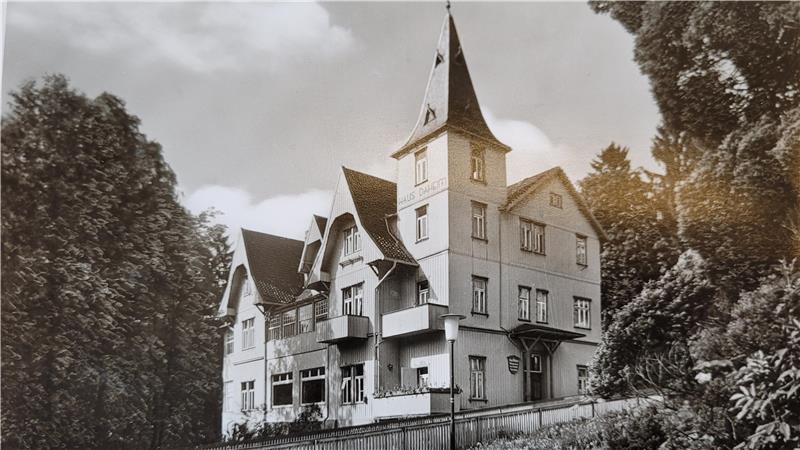Bis Anfang der 1980er Jahre befindet sich das „Haus Daheim“ noch in der Papenbergstraße. Anfangs werden dort Kuren nur für Mütter angeboten.