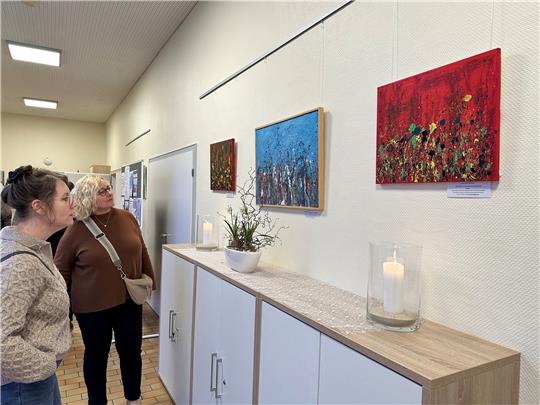 Bis April können die Kunstwerke von Karsten Berlin an den Wänden im Haus der Kirche zu den Öffnungszeiten montags bis freitags jeweils von 9 bis 17 Uhr betrachtet werden.  Fotos: Eggers
