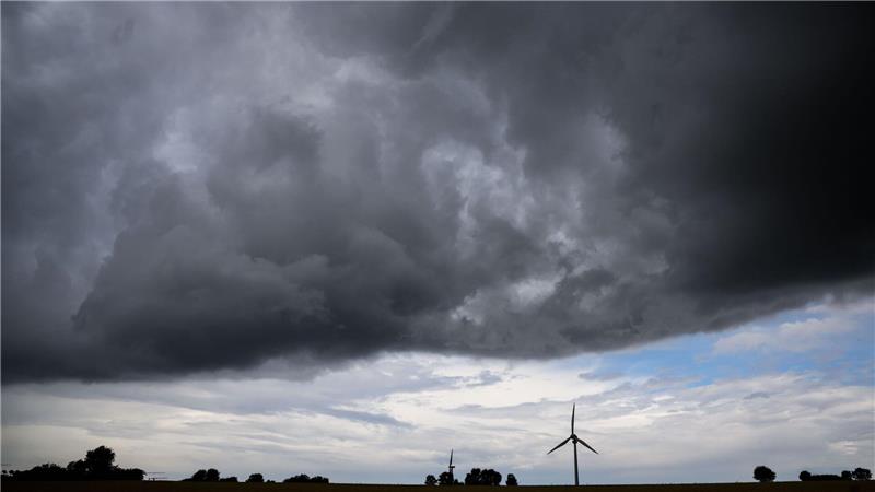 Bis Dienstag soll es in Niedersachsen und Bremen vereinzelt gewittern. (Symbolbild)