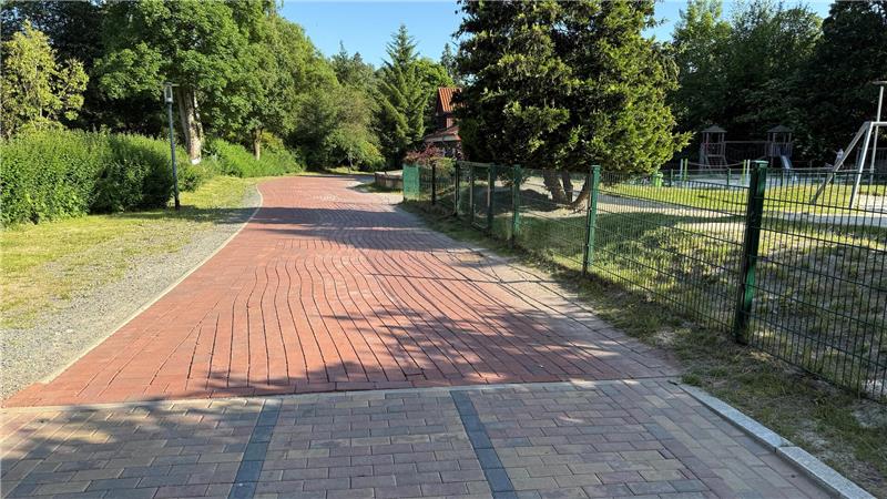 Kurpromenade: Pflasterung kostet eine halbe Million Euro Bis Ende Oktober soll es keine unterschiedliche Pflasterung mehr in der Dr.-Kurt-Schroeder-Promenade geben. Alles soll einheitlich gestaltet werden.
