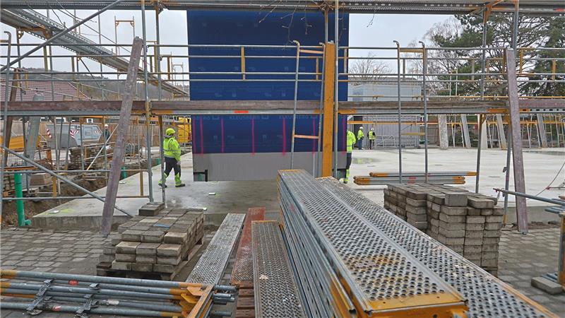 Kran im Einsatz: Spektakulärer Ausbau der Grundschule Oker Baustelle mit Gerüst, Baumaterialien und zwei Bauarbeitern in Warnkleidung