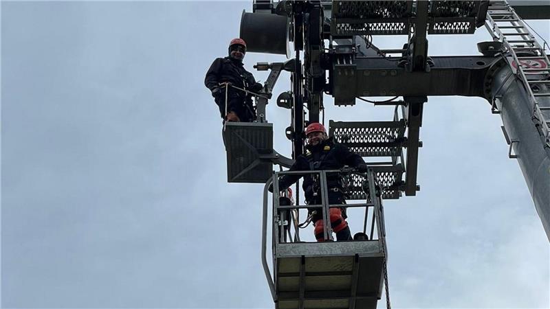 Bis Freitag sind die Mitarbeiter der Seilbahngesellschaft bei der Revision in luftiger Höhe unterwegs.